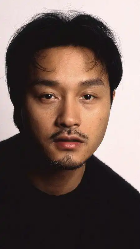 张国荣未公开旧照罕见曝光对着镜头灿笑清秀俊逸