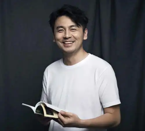 雷佳音因佟丽娅上热搜,妻子发照片反击:婚姻的分寸感有多重要?