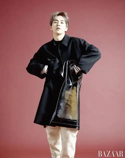 入伍前金珉锡给人的感觉就是童颜妖精,但是入伍给金