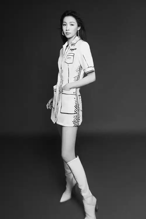 演员张楠zz公开最新黑白写真