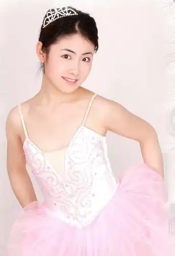 因为漂亮被赵本山看中,却拒绝陪酒被封杀,现在回农村教书