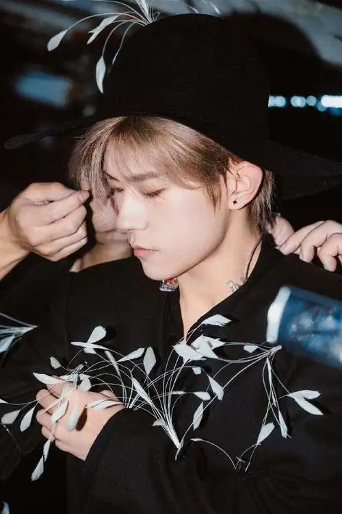 美甲贴和纹身贴这东西真的是艺人演唱会造型神器啊……__财经头条