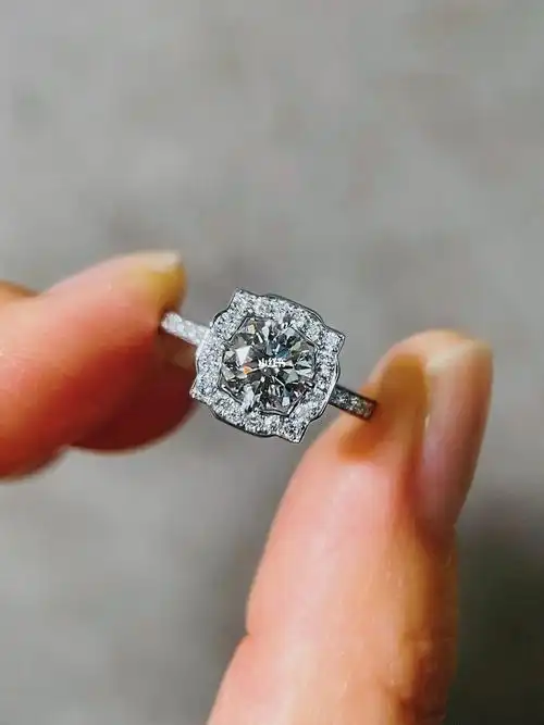一克拉方形围镶钻戒,4万安全下车|武汉钻戒