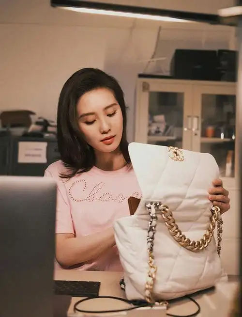 刘诗诗再度营业,粉色t恤搭牛仔裤美回18岁,网友:这气质没得比