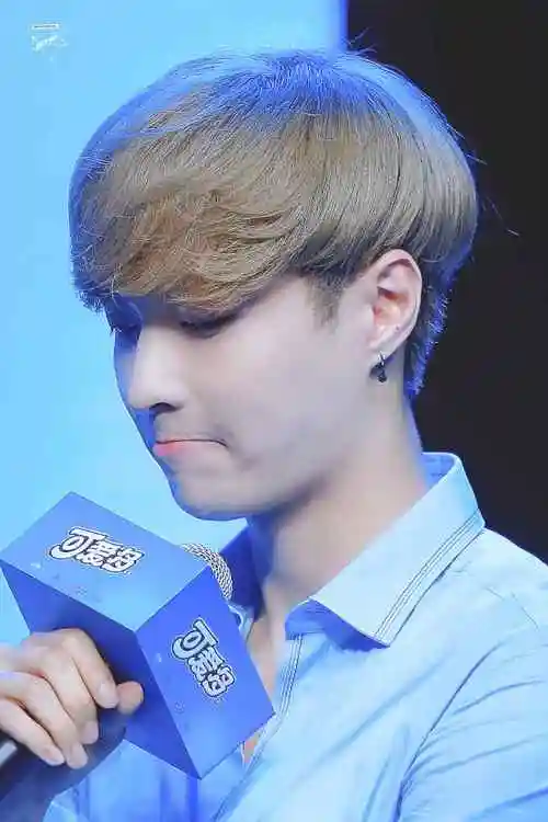 呆萌可爱少年张艺兴手机壁纸