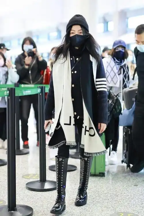 张韶涵气质真好,穿针织衫混搭骑士靴,不仅不拉垮还个性有范|针织衫