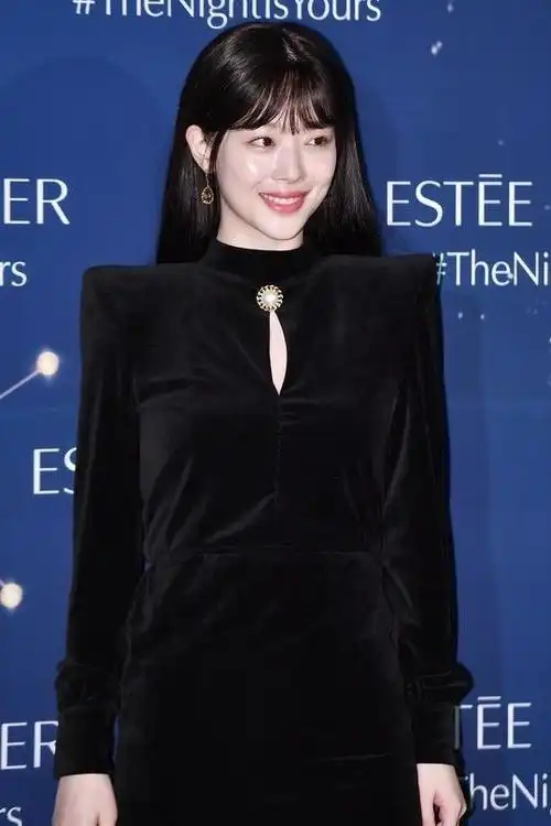 崔雪莉活动新造型,穿黑色裙装大显身材,可垫肩成败笔?