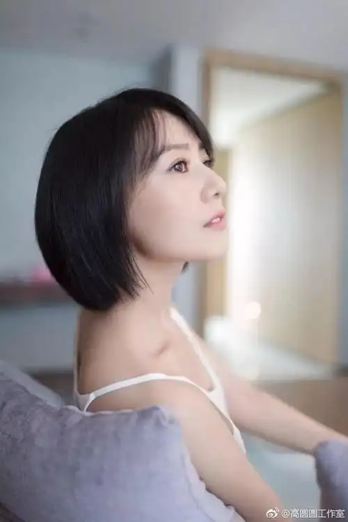 高圆圆剪了一款好发型,波波头搭吊带衬衫半身裙,看不像1孩子妈_网易