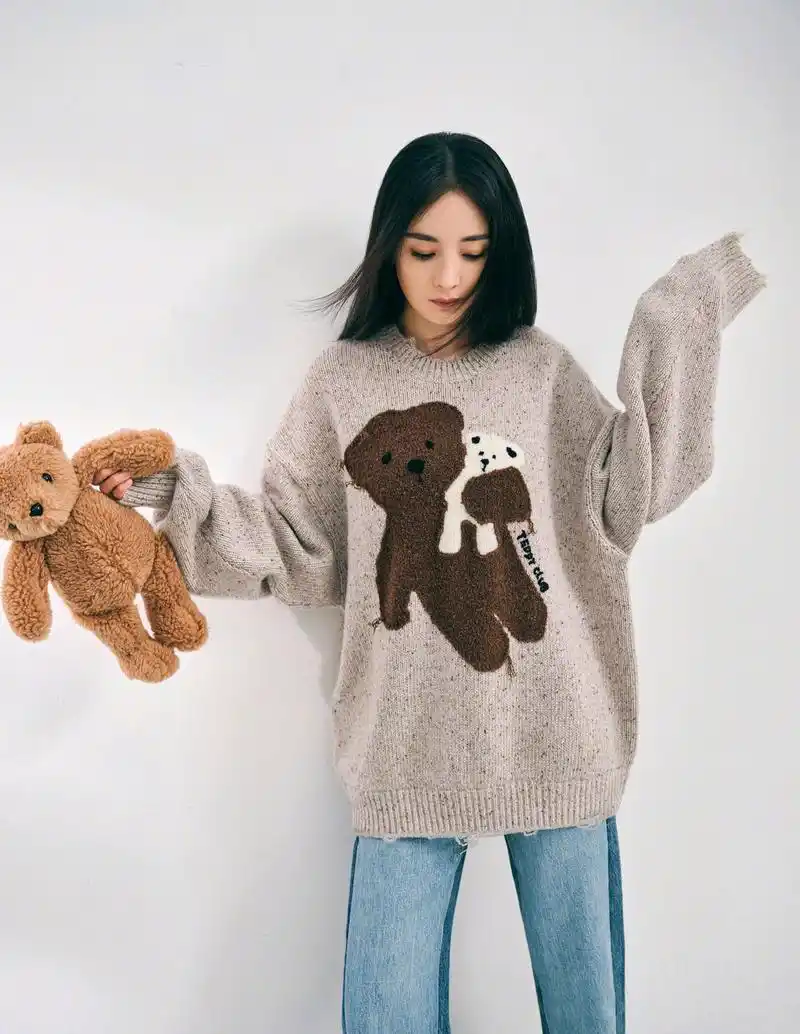 杨幂身穿小熊印花毛衣,宽松的版型慵懒随性,清新自然