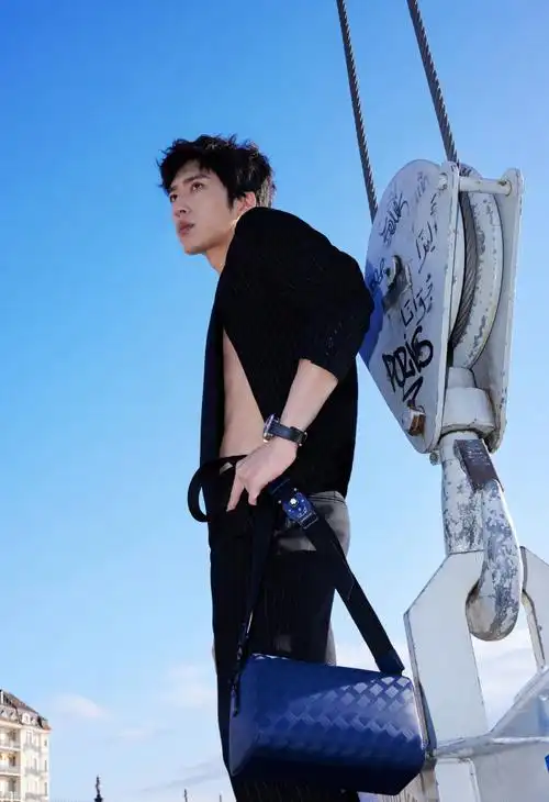 全球品牌大使,井柏然一身courrèges早春系列的条纹套装小秀身材,出席