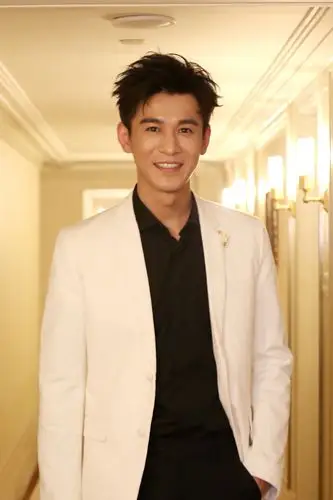 leon 8周年派对在上海举行,乔振宇身着黑色翻领衬衫搭配白色西装出席