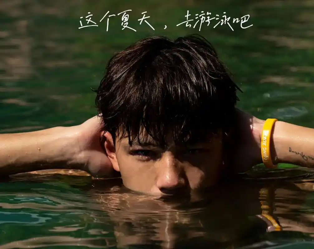 约拍男生写真游泳吧少年