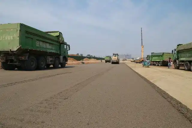 加快荆河东路东段建设水稳摊铺全面展开