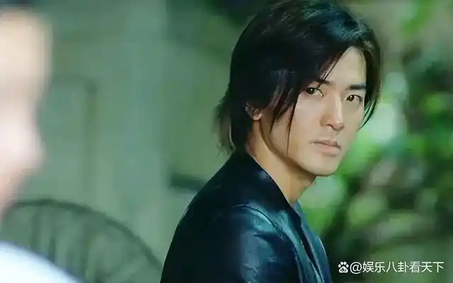 曾经港台有很多男明星喜欢以长发形象示人,比如以帅气出圈的郑伊健