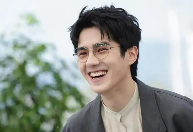 刘昊然插兜回眸笑好帅啊!__财经头条