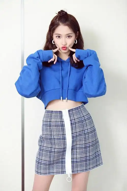 关晓彤细腰肥臀好生羡慕!再穿上高腰牛仔裤,水蛇腰肢更讨人喜欢