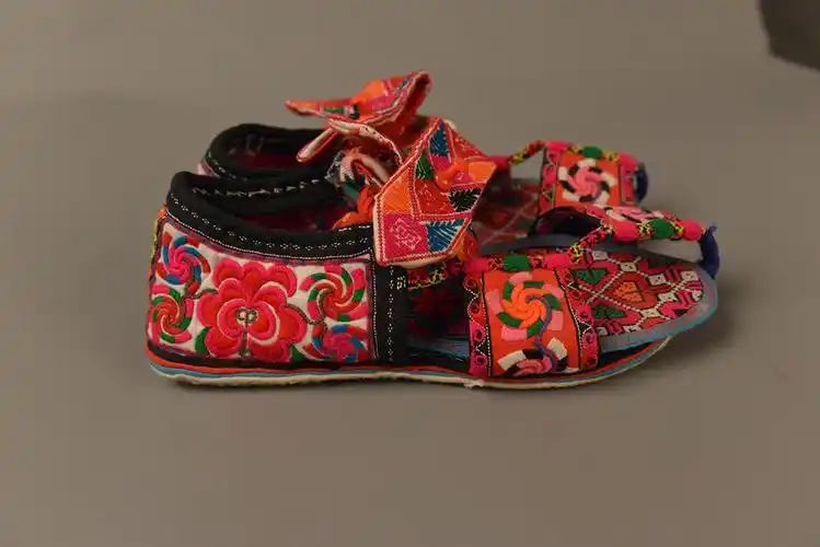 布依族绣花鞋一双