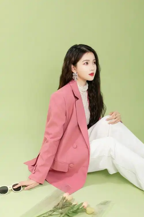 达人种草粉色少女西装穿搭