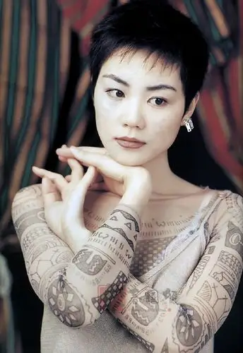 王菲25年前旧照曝光,短发青春靓丽衣着时尚前卫