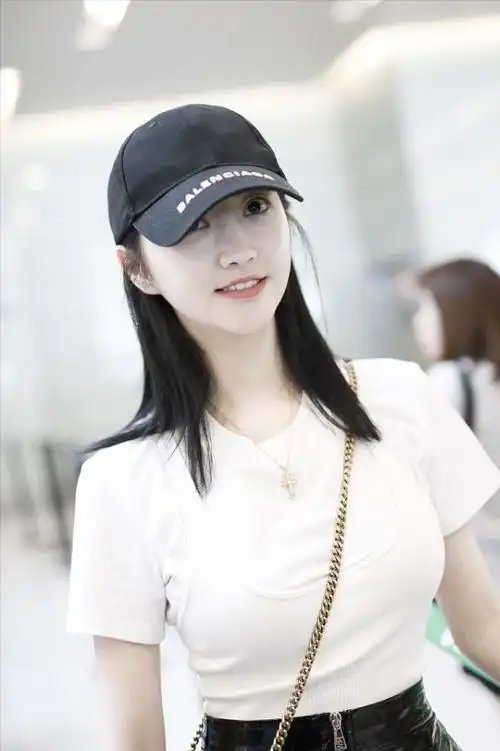 景甜长相好乖巧肉肉脸看起来就很嫩搭配白t好清纯