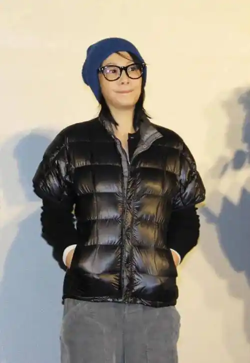 原创刘若英素颜逛菜市场感叹生图好自然皮肤坑坑洼洼上了年纪但54了还