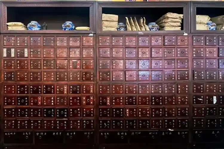 药店员会根据医生开具的处方共有中药材600余种店内设有中药饮片区永