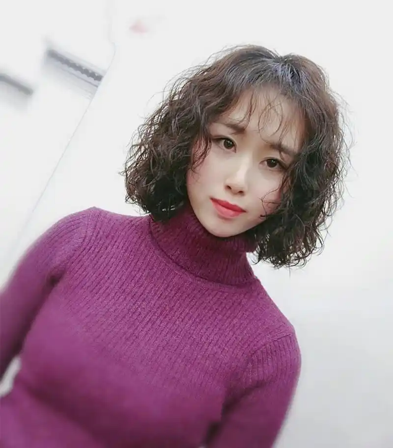 款浪漫的法式卷,搭配闷青色女生们有没有爱了,小编是真的很爱这款发型