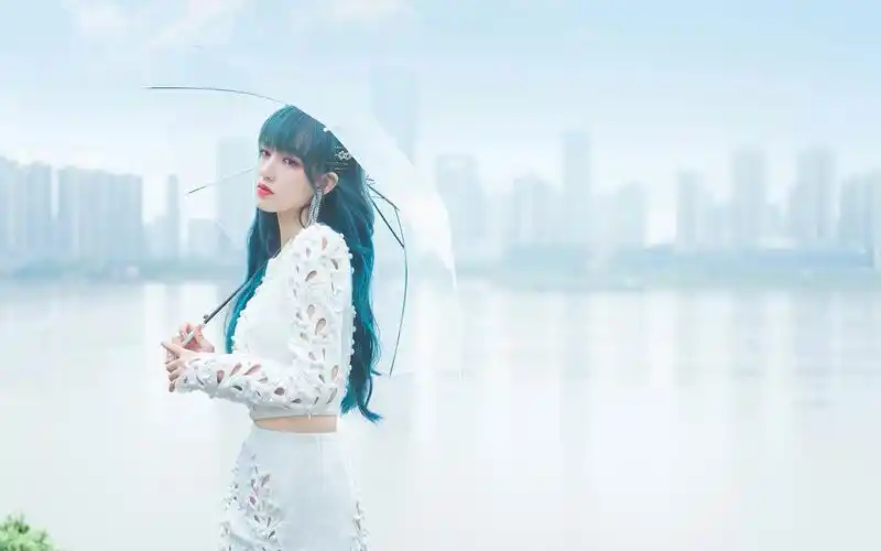 程潇蓝发白裙高清桌面壁纸