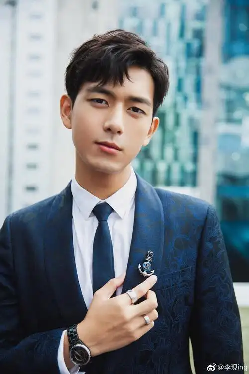 刚看到几张旧图,李现这个身材比例太绝了吧