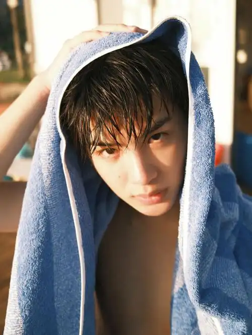 黄明昊justin湿发照