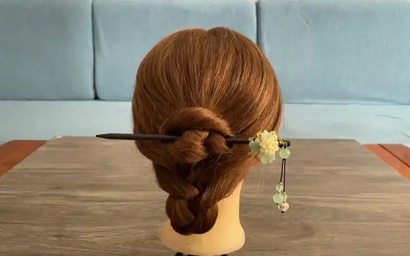 一根发簪可以插出多种不同的发型,今天这款适合发量多的姐妹