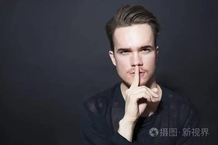 年轻男人表现出沉默的姿态