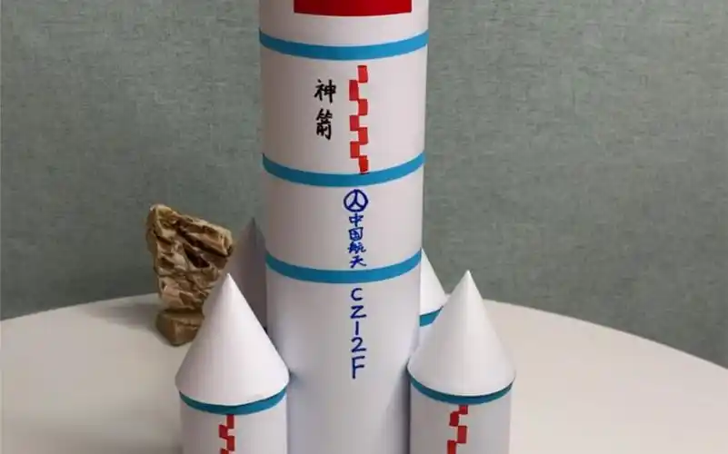 用饮料瓶和纸筒给孩子做一个火箭