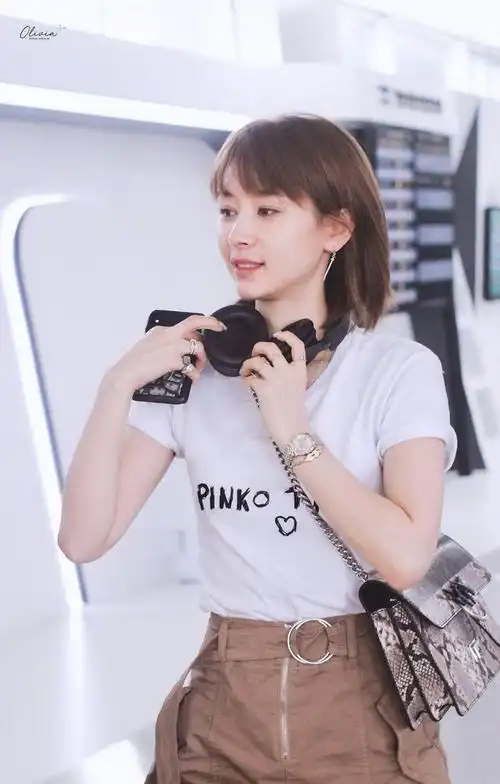 王子文的短发造型远比长发造型更有辨识度,短发可以在一定程度上缩小