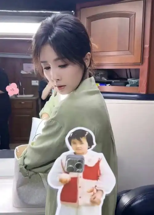 白鹿口嫌体正直##白鹿收到童年照手机壳的反应