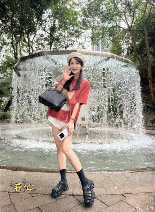 "阔太"李念近照曝光,扎双马尾打扮少女,身材纤瘦不像三娃辣妈