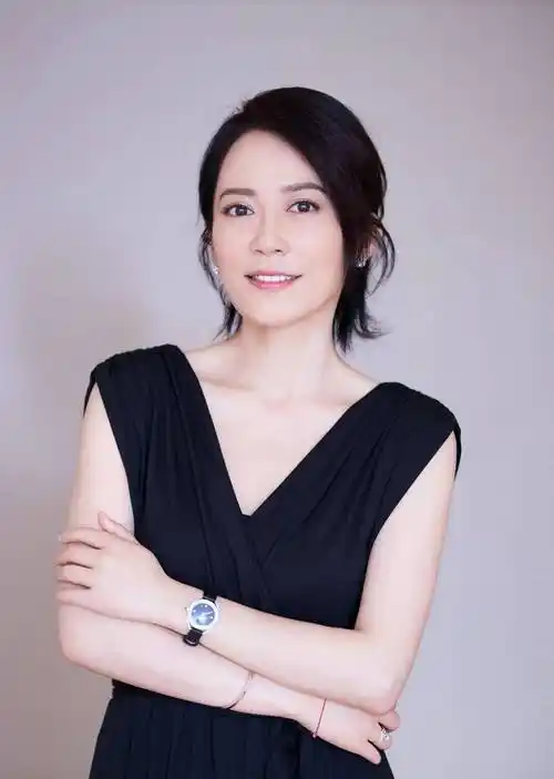 是女人心目中的榜样,和20多岁年轻女演员站在一起也丝毫不逊色,俞飞鸿