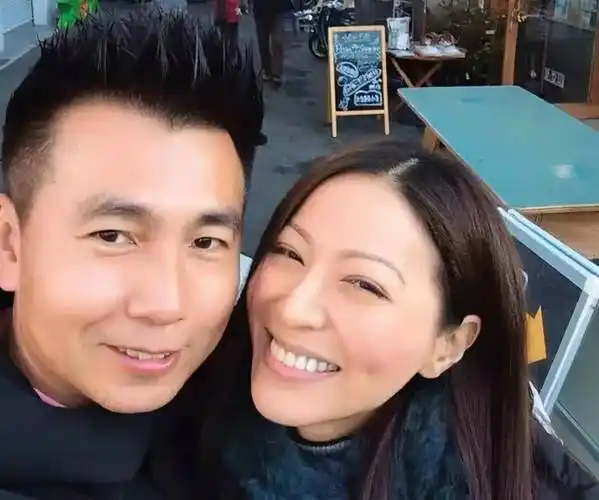 3次被劈腿,看似悲惨的滕丽名转身嫁入豪门,如今幸福如少女_朱建昆