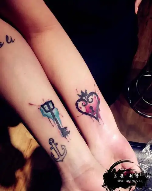 钥匙 锁 情侣水墨纹身图片_手臂水墨情侣纹身图案