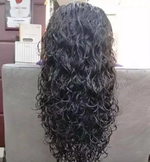 发型欣赏流行的全头烫卷发