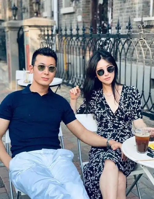 朱珠和老公喝下午茶!穿搭时髦自带高品味,这气场一般人作不出来