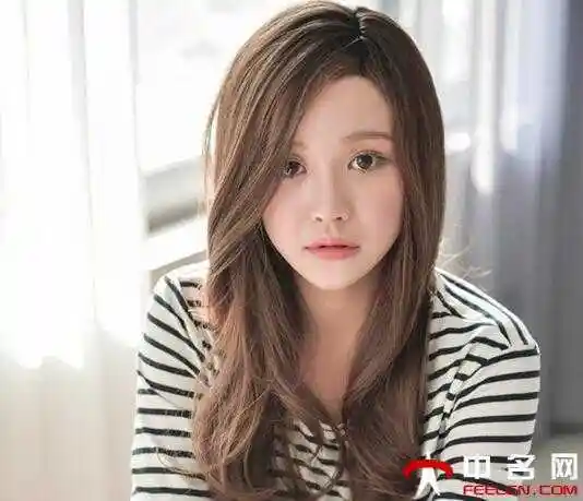 女生披肩中长发直发发型,简约清纯气质迷人-中名网