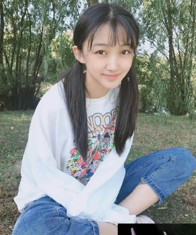 曲芷含秋天户外写真保持微笑的眼睛,才能看见更多美的风景