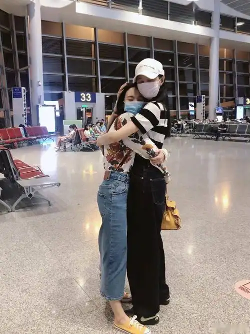 实际上却是一个娇小的姑娘,与王霏霏站在一起,沈梦辰竟然有了男友力的