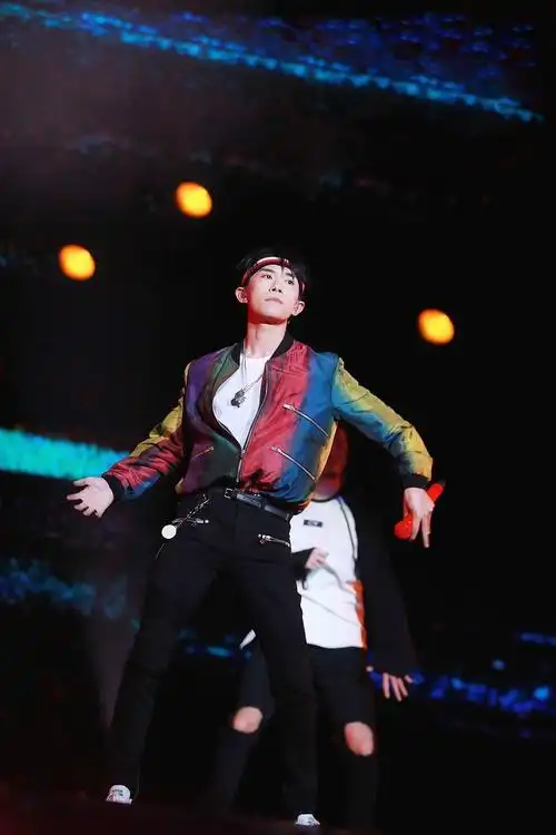 易烊千玺唱跳演绎nothingtolose现场活力四射