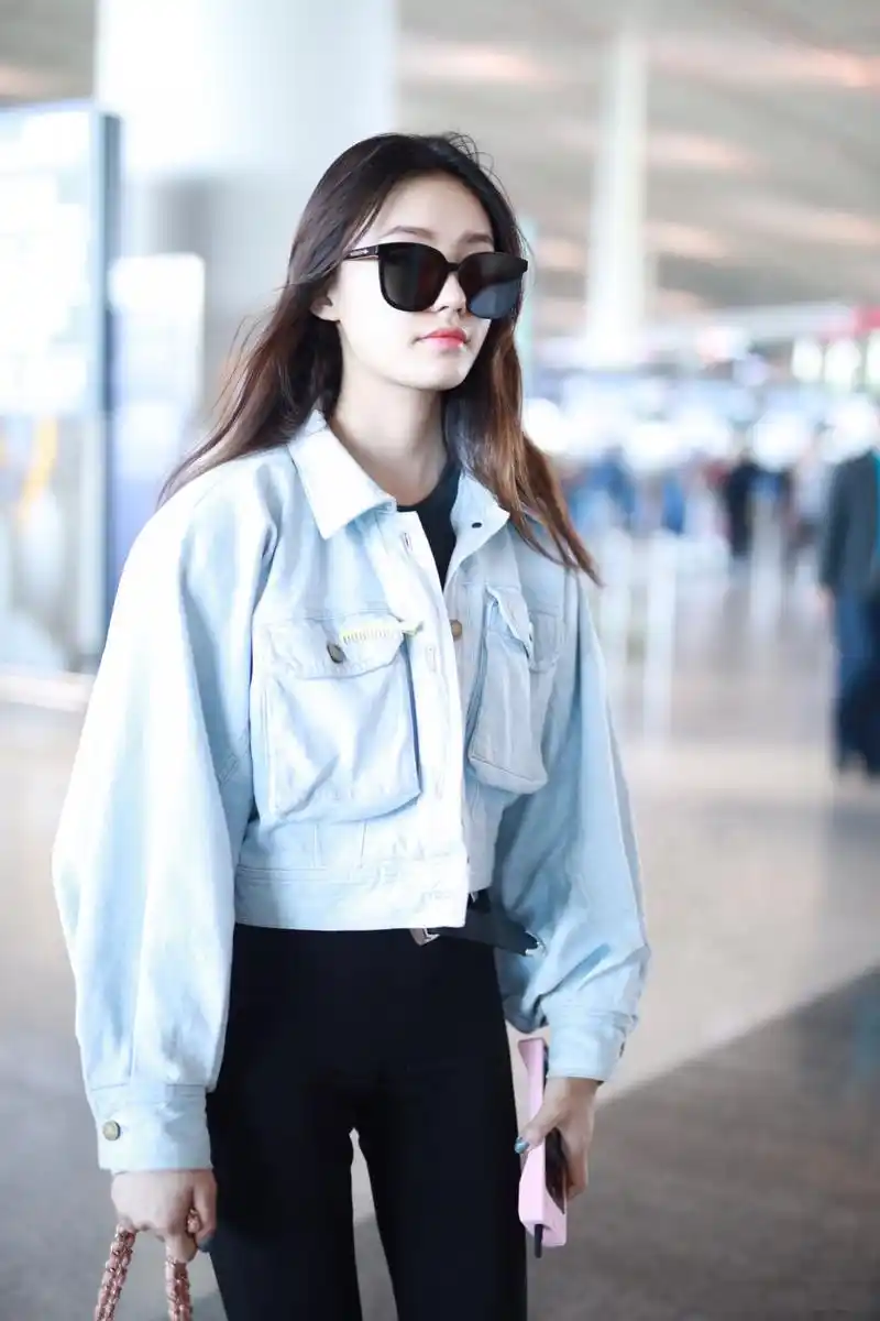 林允黑t配紧身裤炫腹造型不仅洋气还显腿长走帅酷路线更养眼