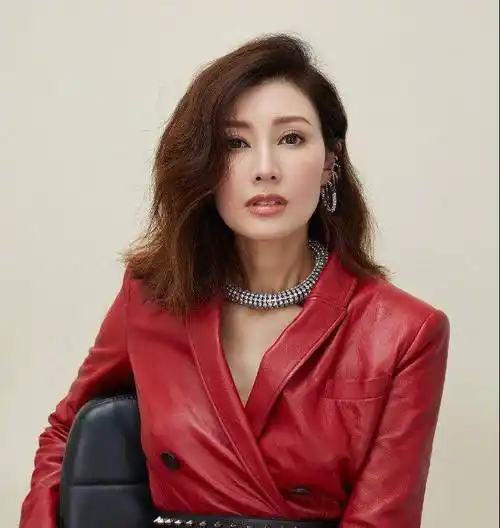 被49岁李嘉欣惊艳到了!