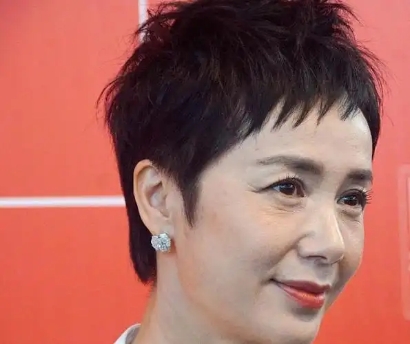 作为一名知名演员,蒋雯丽有很多优秀作品,比如金婚,正阳门下小女人