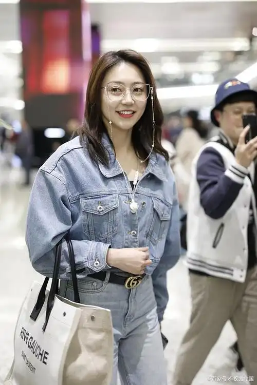 黄梦莹牛仔装帅酷有型,成熟温婉的气质愈发美丽可人