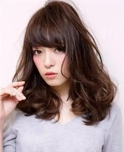 2023最新中长发卷发发型, 发尾微卷设计温柔又迷人